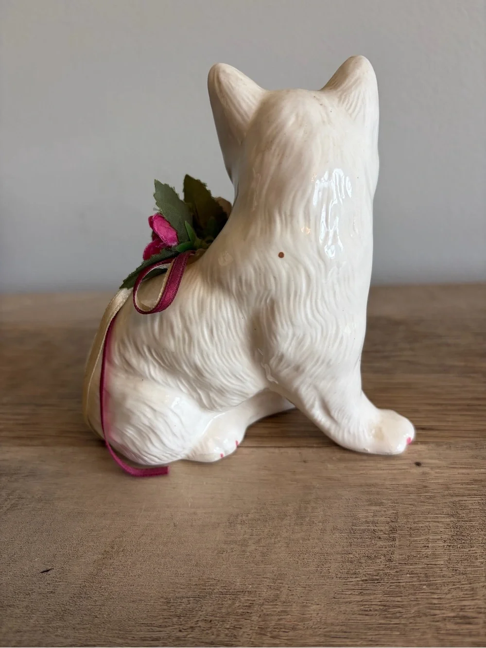 Vintage Porcelain Cat  Kitten Ribbon Collar With Flowers Beads Sitting Figurine‎